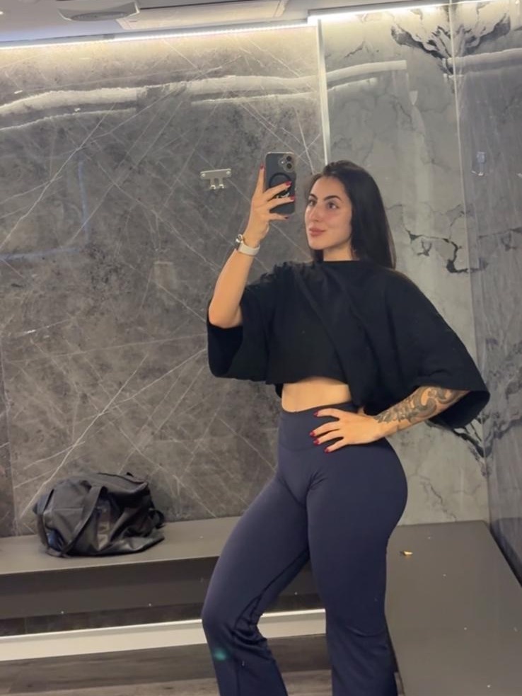 Daniela Aguilar en el gimnasio con ropa de entrenamiento